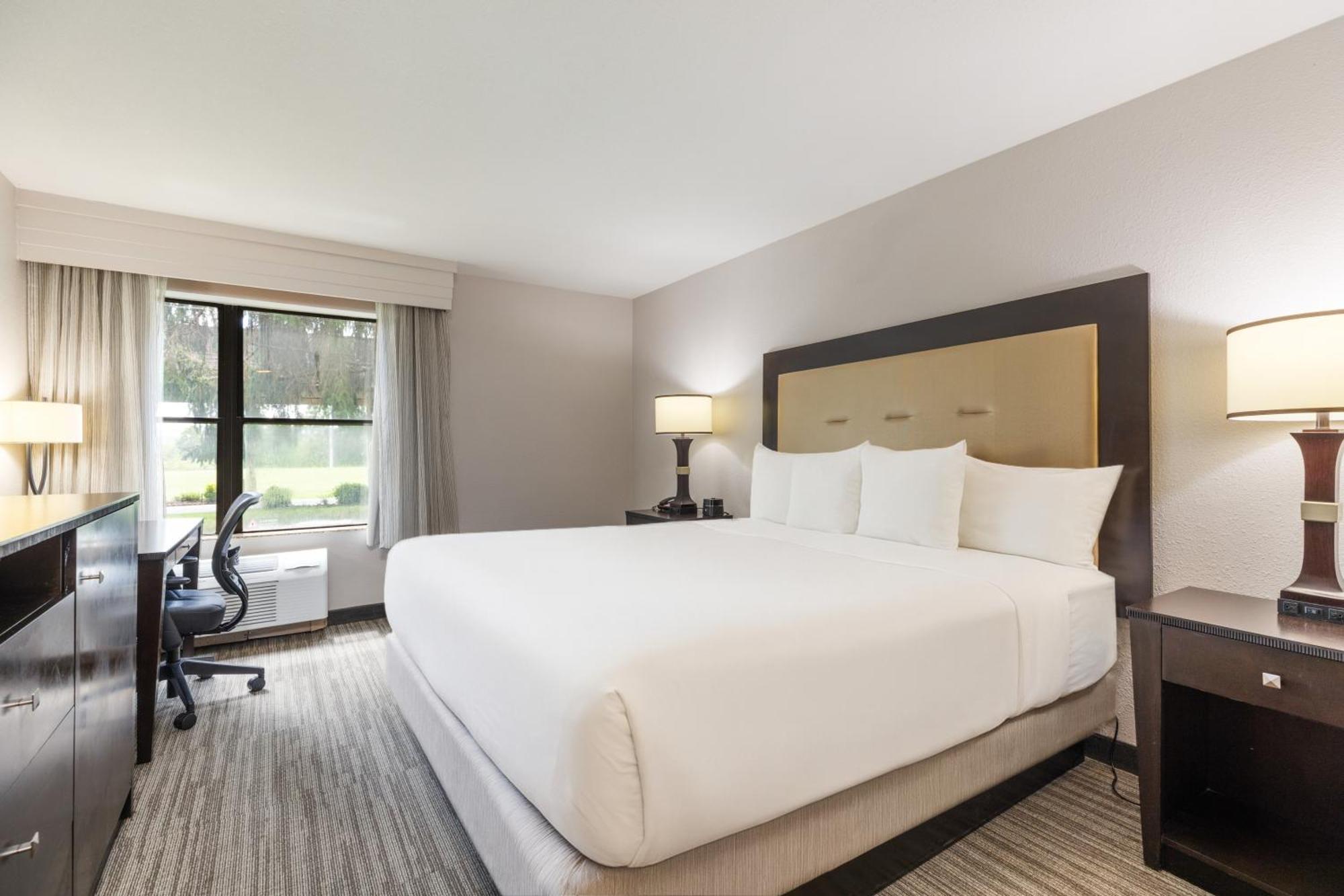 King Room with Roll-In Shower - Disability Access/Non Smoking,1756480151:JPEG